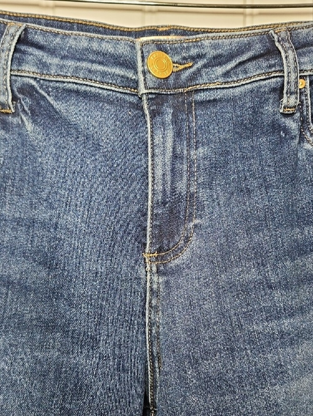 KUT from the Kloth Catherine Rolled-Cuff Boyfriend Denim Short New Size 14 - Picture 2 of 8